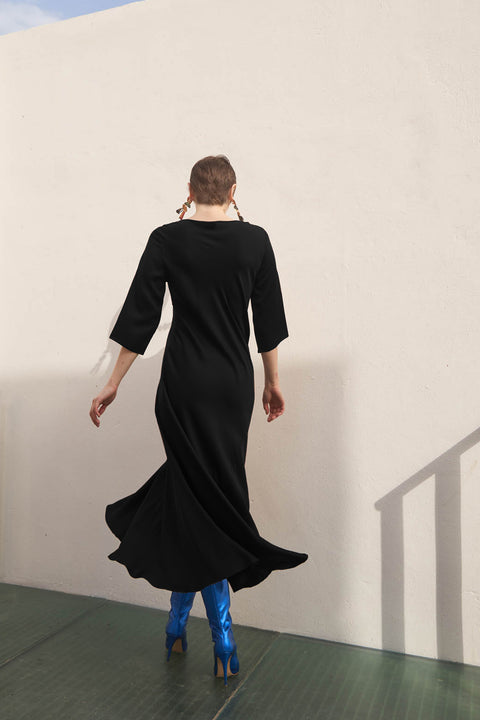 Μακρύ φόρεμα με λαιμόκοψη με V.