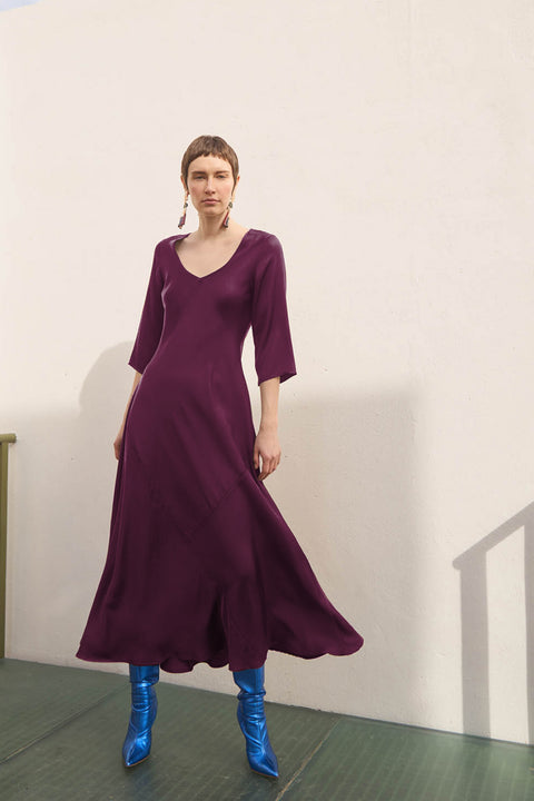 Μακρύ φόρεμα με λαιμόκοψη με V.