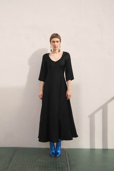 Μακρύ φόρεμα με λαιμόκοψη με V.