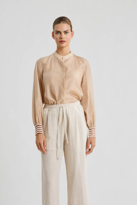 Πουκάμισο με MAO γιακά, κρυφή πατιλέτα και αέρινη υφή