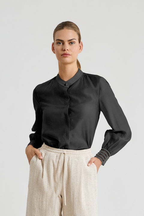 Πουκάμισο με MAO γιακά, κρυφή πατιλέτα και αέρινη υφή