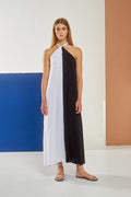 Ανακαλύψτε την απόλυτη κομψότητα και άνεση με αυτό το γυναικείο φόρεμα από βισκόζη με σχεδιαστικές λεπτομέρειες σε χρώμα Λευκό-Μαύρο | Semiology.gr | 210 3416 320