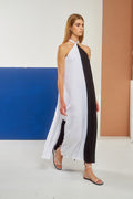 Ανακαλύψτε την απόλυτη κομψότητα και άνεση με αυτό το γυναικείο φόρεμα από βισκόζη με σχεδιαστικές λεπτομέρειες σε χρώμα Λευκό-Μαύρο | Semiology.gr | 210 3416 320