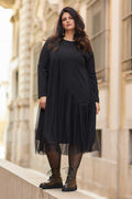 Μαύρο φόρεμα με ιδιαίτερα κοψίματα και λεπτομέρειες από δαντέλα σε plus size νούμερα | Ρούχα σχεδιασμένα και ραμμένα στην Ελλάδα | 210 34 16 320 | Semiology.gr - The Sophisticated Fashion Brand